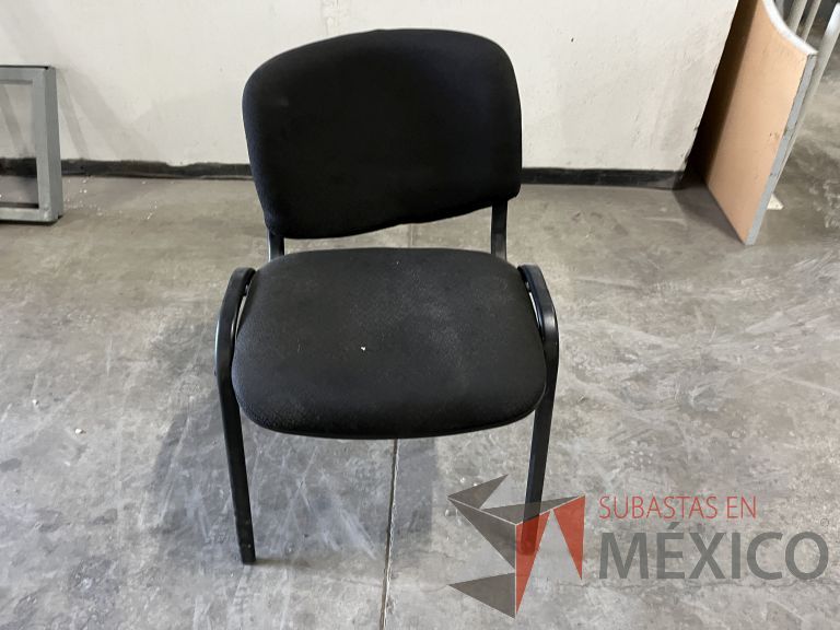 Lote 059 - Silla fija con asiento y respaldo en tela color negro