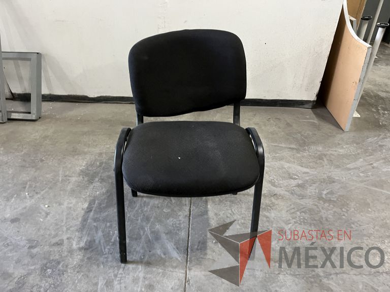Lote 059 - Silla fija con asiento y respaldo en tela color negro - Imagen 2