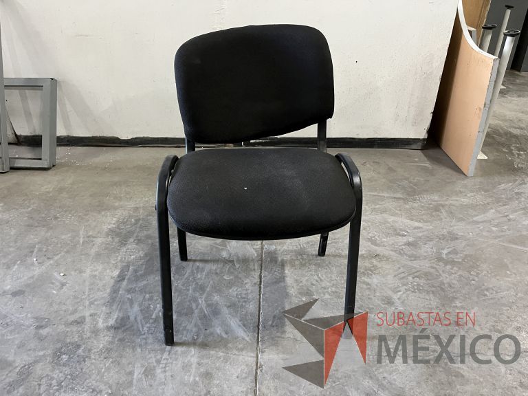 Lote 059 - Silla fija con asiento y respaldo en tela color negro - Imagen 3