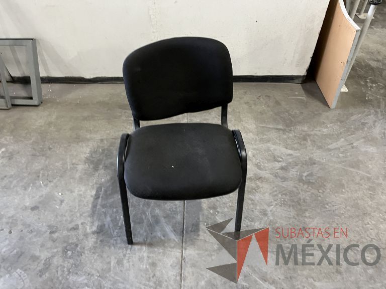 Lote 059 - Silla fija con asiento y respaldo en tela color negro - Imagen 4