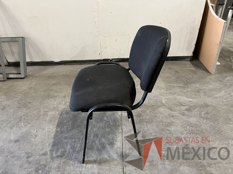 Lote 059 - Silla fija con asiento y respaldo en tela color negro - Imagen 5