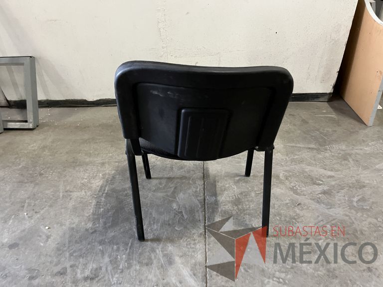 Lote 059 - Silla fija con asiento y respaldo en tela color negro - Imagen 6