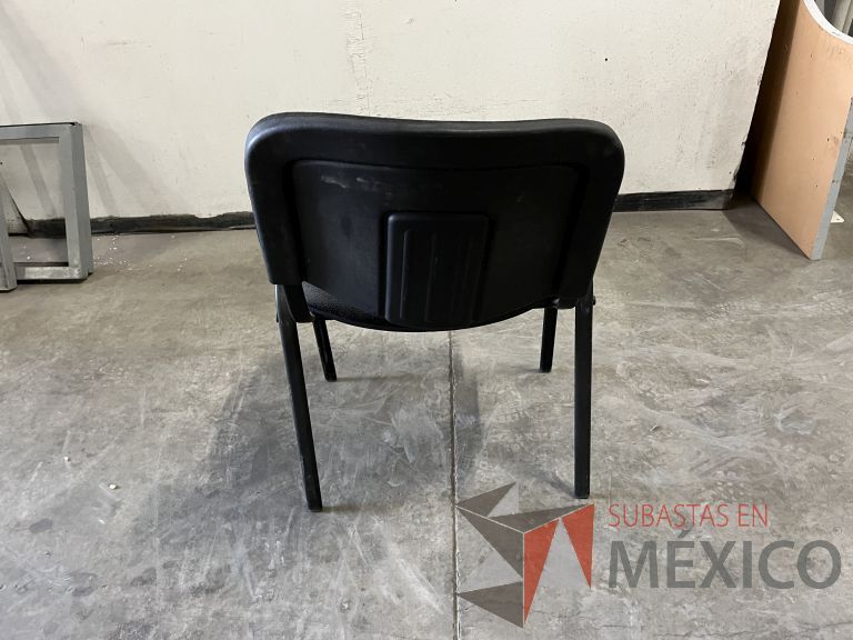 Lote 059 - Silla fija con asiento y respaldo en tela color negro - Imagen 7