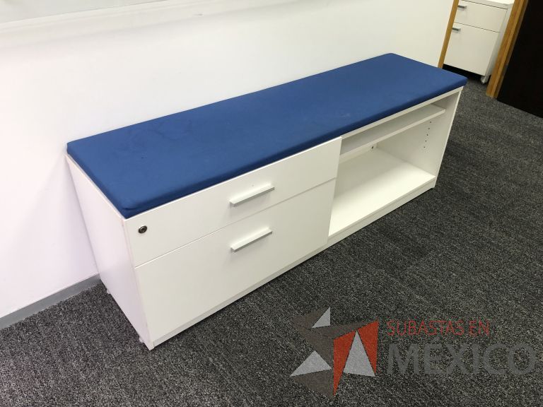 Lote 001 - Credenza con 2 cajones, 1 entrepaño y cojín superior color azul - Imagen 3
