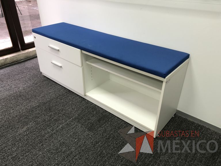 Lote 001 - Credenza con 2 cajones, 1 entrepaño y cojín superior color azul - Imagen 4