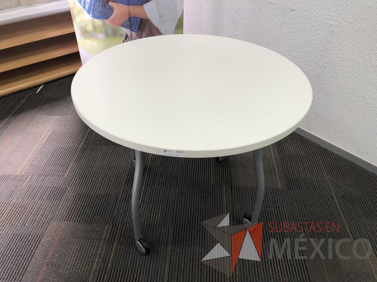 Lote 047 - Mesa redonda con 4 patas metálicas con ruedas y cubierta color blanco - Imagen 2