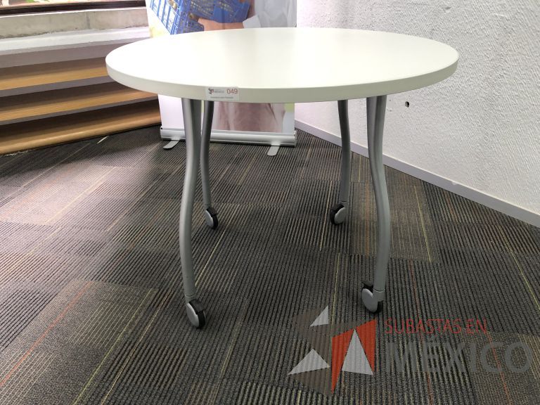 Lote 047 - Mesa redonda con 4 patas metálicas con ruedas y cubierta color blanco - Imagen 4