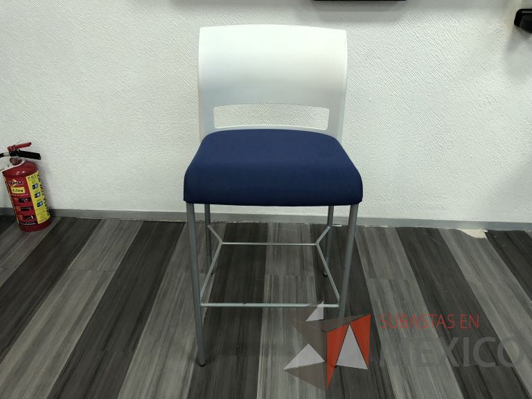 Lote 045 - Silla fija alta, descansapies, respaldo en plástico y asiento en tela color azul