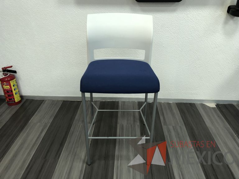 Lote 045 - Silla fija alta, descansapies, respaldo en plástico y asiento en tela color azul - Imagen 2