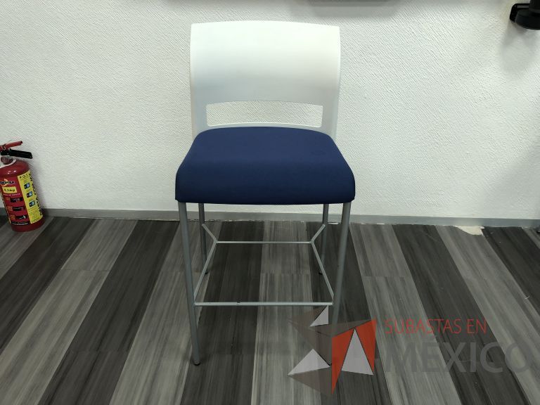 Lote 045 - Silla fija alta, descansapies, respaldo en plástico y asiento en tela color azul - Imagen 3