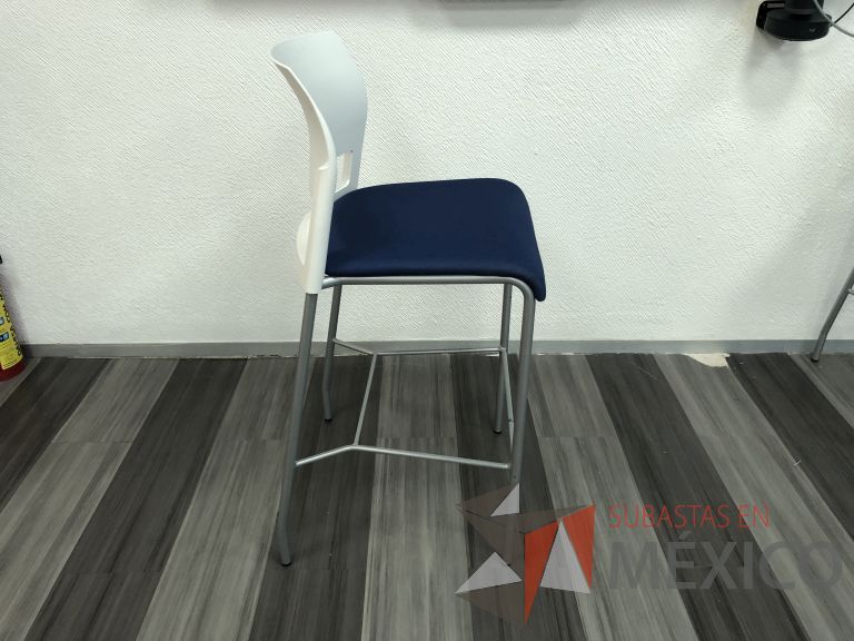Lote 045 - Silla fija alta, descansapies, respaldo en plástico y asiento en tela color azul - Imagen 4