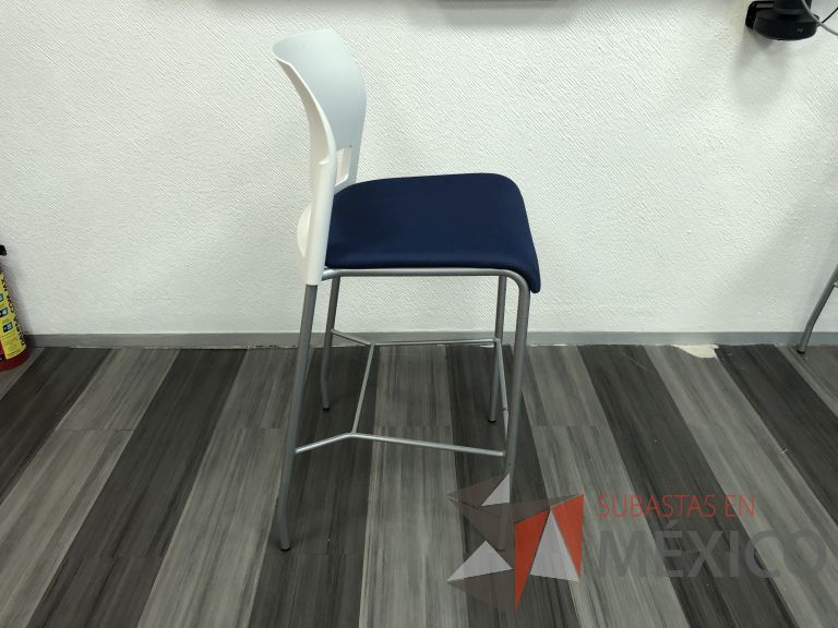Lote 045 - Silla fija alta, descansapies, respaldo en plástico y asiento en tela color azul - Imagen 5