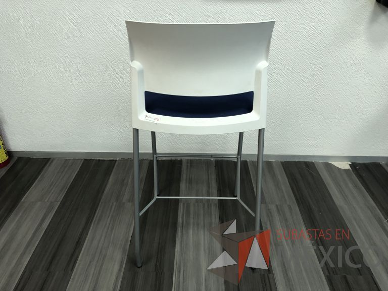 Lote 045 - Silla fija alta, descansapies, respaldo en plástico y asiento en tela color azul - Imagen 6