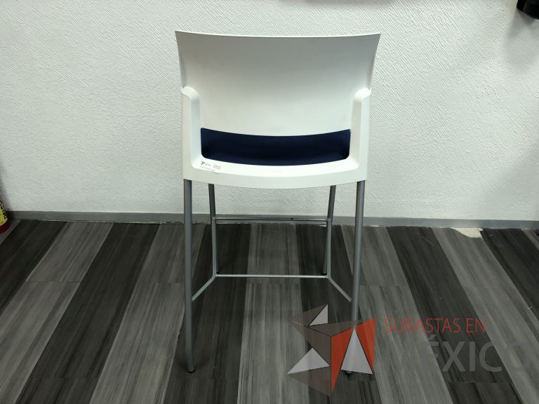 Lote 045 - Silla fija alta, descansapies, respaldo en plástico y asiento en tela color azul - Imagen 7