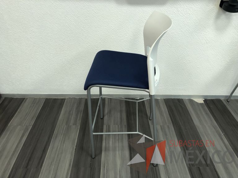 Lote 045 - Silla fija alta, descansapies, respaldo en plástico y asiento en tela color azul - Imagen 8