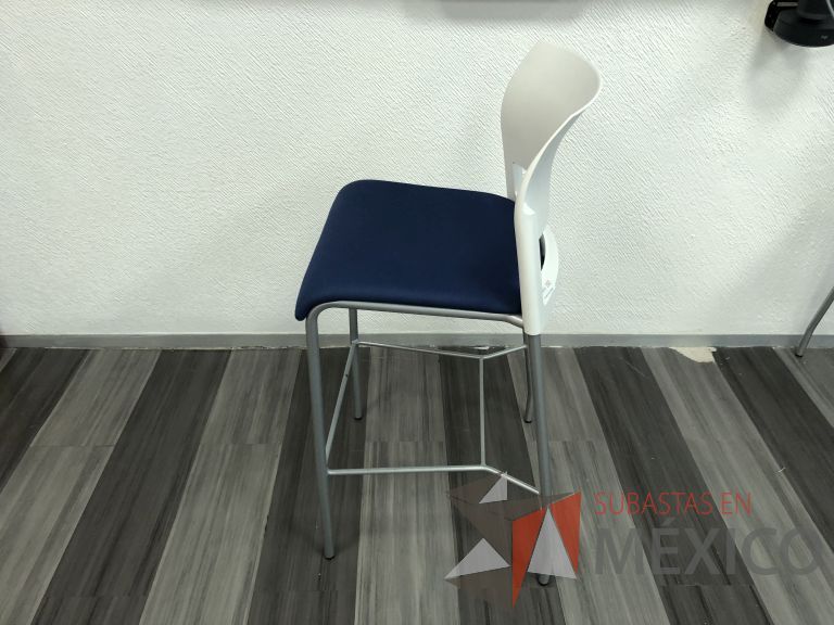 Lote 045 - Silla fija alta, descansapies, respaldo en plástico y asiento en tela color azul - Imagen 9