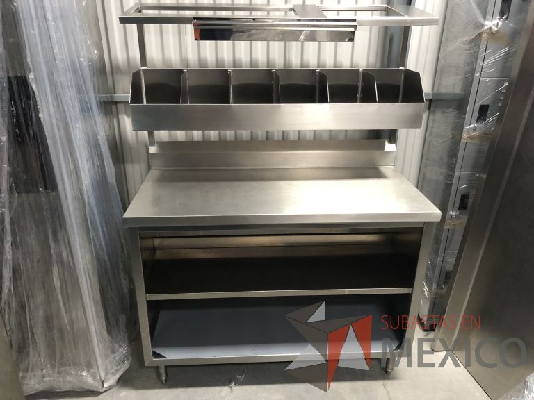 Lote 050 - Mesa de trabajo con 1 entrepaño, repisa y 6 espacios - Imagen 2