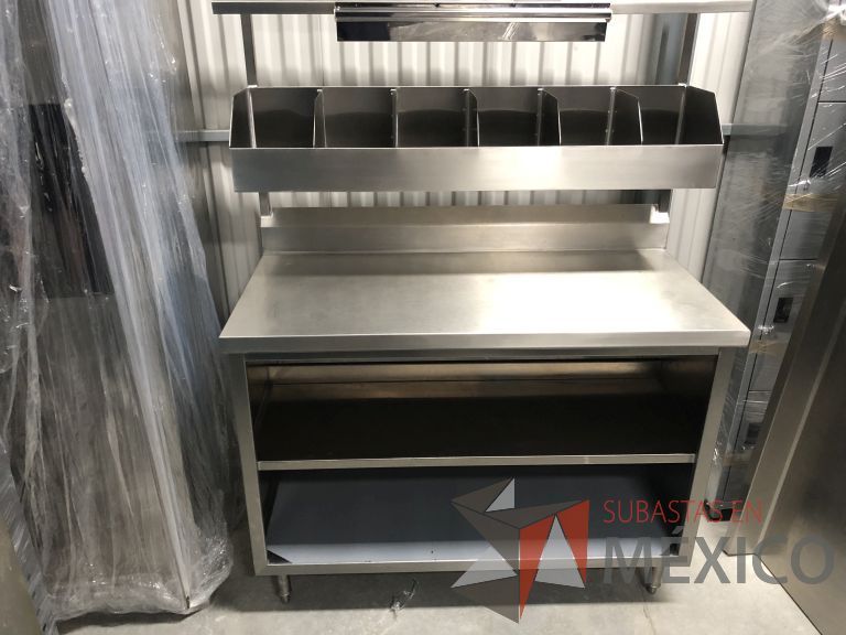 Lote 050 - Mesa de trabajo con 1 entrepaño, repisa y 6 espacios - Imagen 4