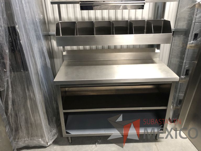 Lote 050 - Mesa de trabajo con 1 entrepaño, repisa y 6 espacios - Imagen 5