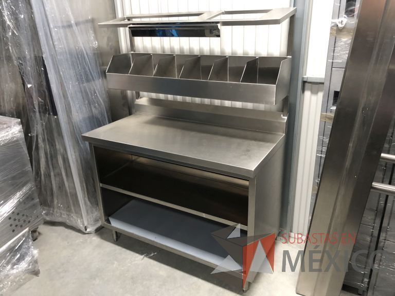 Lote 050 - Mesa de trabajo con 1 entrepaño, repisa y 6 espacios - Imagen 6
