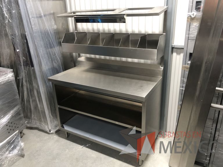 Lote 050 - Mesa de trabajo con 1 entrepaño, repisa y 6 espacios - Imagen 7