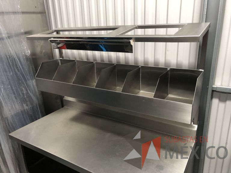 Lote 050 - Mesa de trabajo con 1 entrepaño, repisa y 6 espacios - Imagen 11