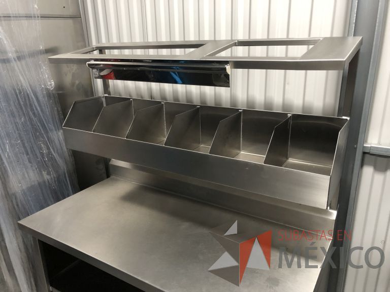 Lote 050 - Mesa de trabajo con 1 entrepaño, repisa y 6 espacios - Imagen 13