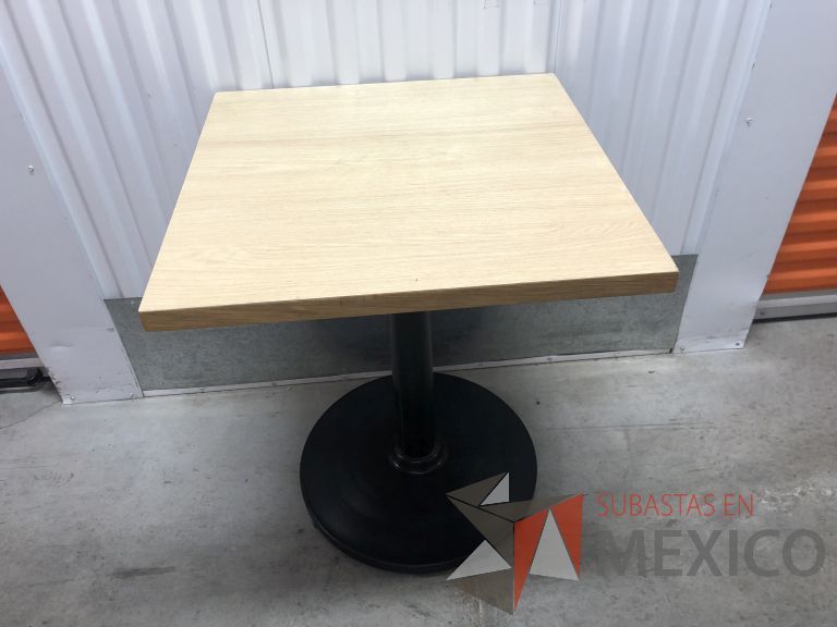 Lote 098 - Mesa cuadrada, base metálica y cubierta color madera - Imagen 2