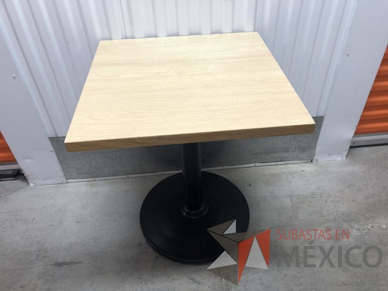 Lote 098 - Mesa cuadrada, base metálica y cubierta color madera