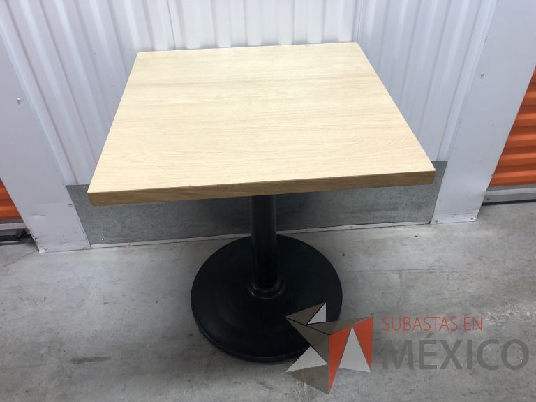 Lote 098 - Mesa cuadrada, base metálica y cubierta color madera - Imagen 3