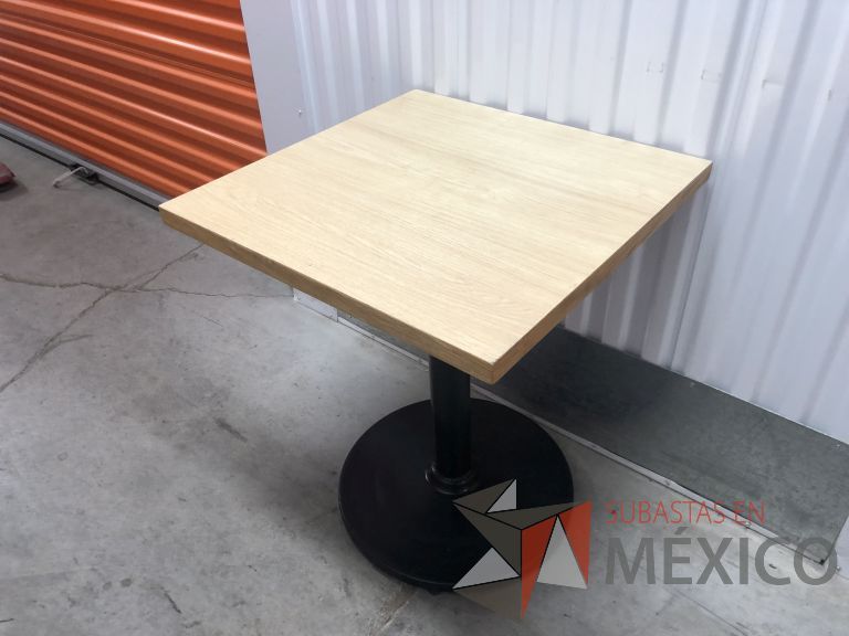 Lote 098 - Mesa cuadrada, base metálica y cubierta color madera - Imagen 4