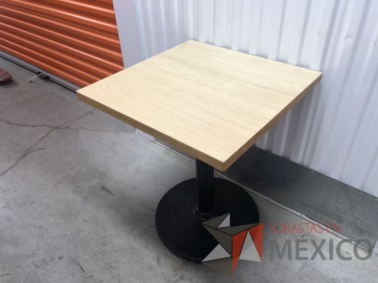 Lote 098 - Mesa cuadrada, base metálica y cubierta color madera - Imagen 5