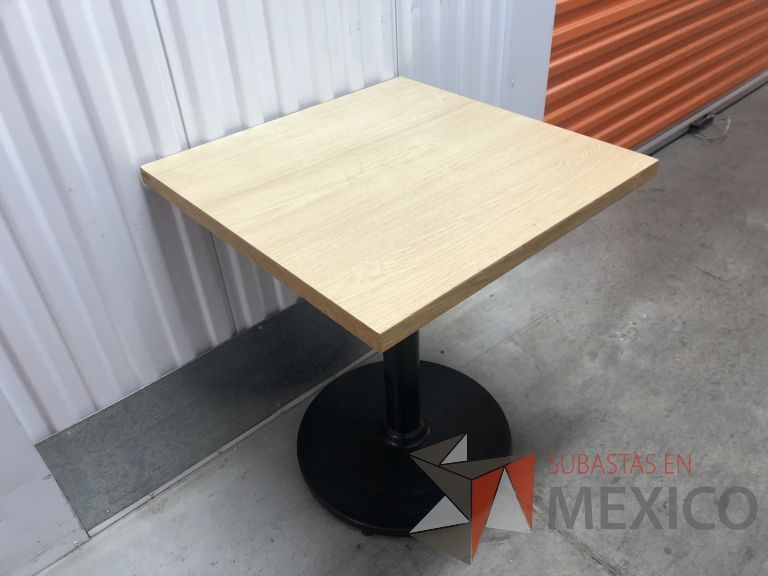 Lote 098 - Mesa cuadrada, base metálica y cubierta color madera - Imagen 6