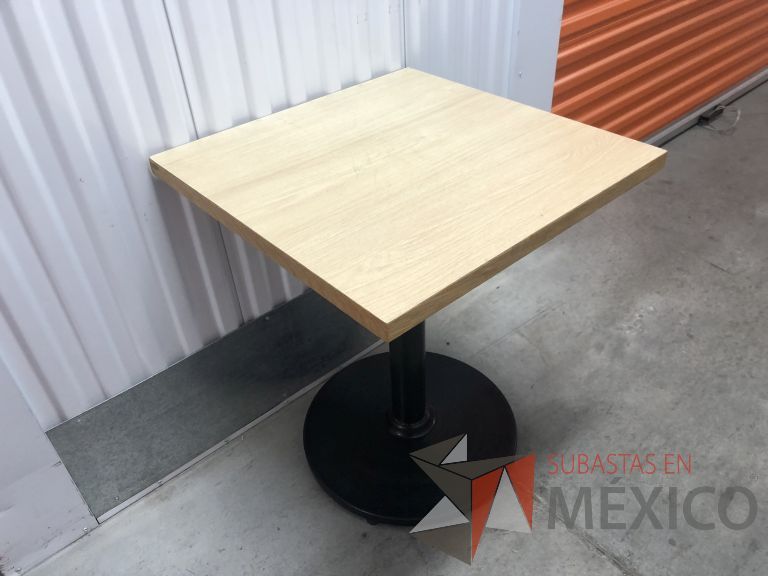 Lote 098 - Mesa cuadrada, base metálica y cubierta color madera - Imagen 7