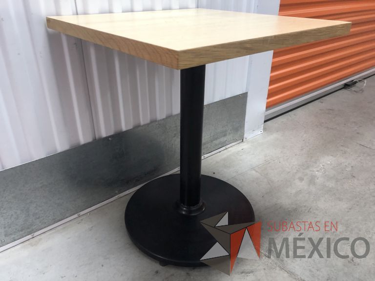 Lote 098 - Mesa cuadrada, base metálica y cubierta color madera - Imagen 8