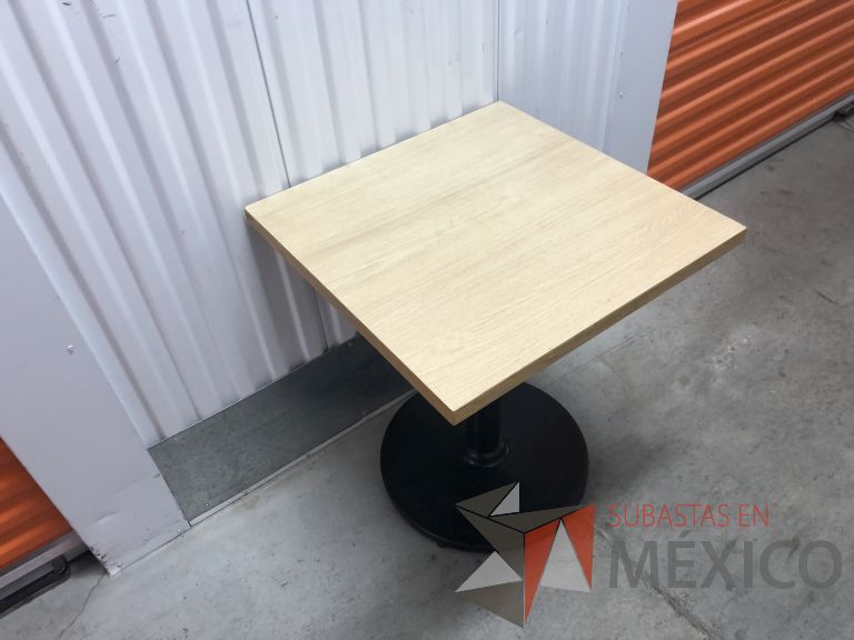 Lote 098 - Mesa cuadrada, base metálica y cubierta color madera - Imagen 9
