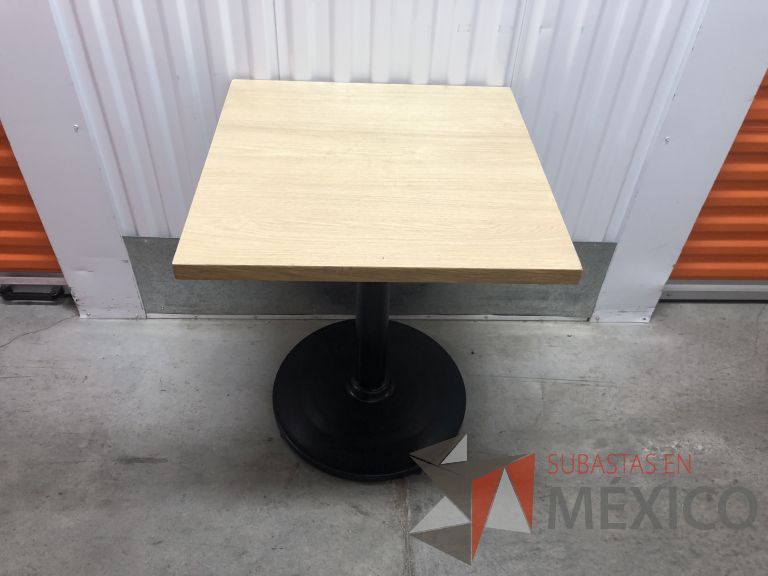 Lote 098 - Mesa cuadrada, base metálica y cubierta color madera - Imagen 10