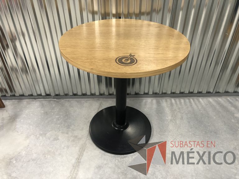 Lote 109 - Mesa circular, base metálica y cubierta color madera