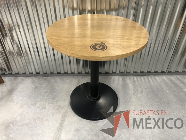 Lote 109 - Mesa circular, base metálica y cubierta color madera - Imagen 2