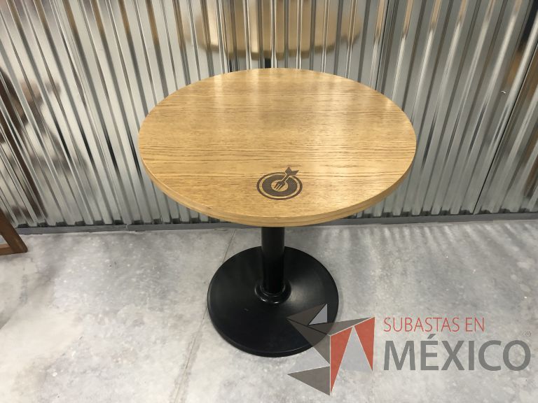 Lote 109 - Mesa circular, base metálica y cubierta color madera - Imagen 3