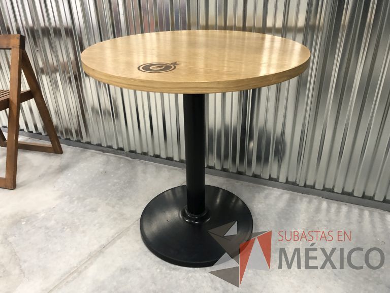 Lote 109 - Mesa circular, base metálica y cubierta color madera - Imagen 4
