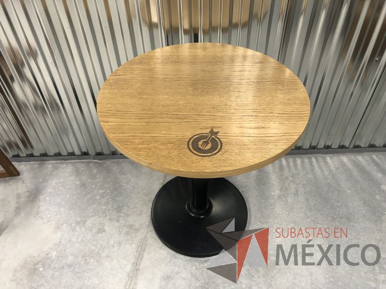 Lote 109 - Mesa circular, base metálica y cubierta color madera - Imagen 5