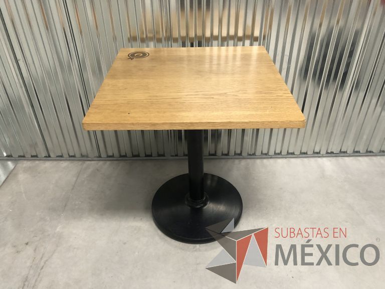 Lote 134 - Mesa cuadrada, base metálica y cubierta color madera