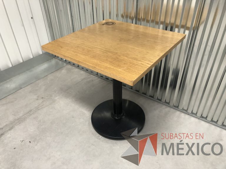 Lote 134 - Mesa cuadrada, base metálica y cubierta color madera - Imagen 5