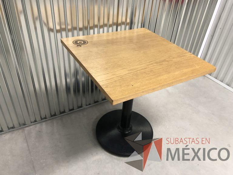 Lote 134 - Mesa cuadrada, base metálica y cubierta color madera - Imagen 4