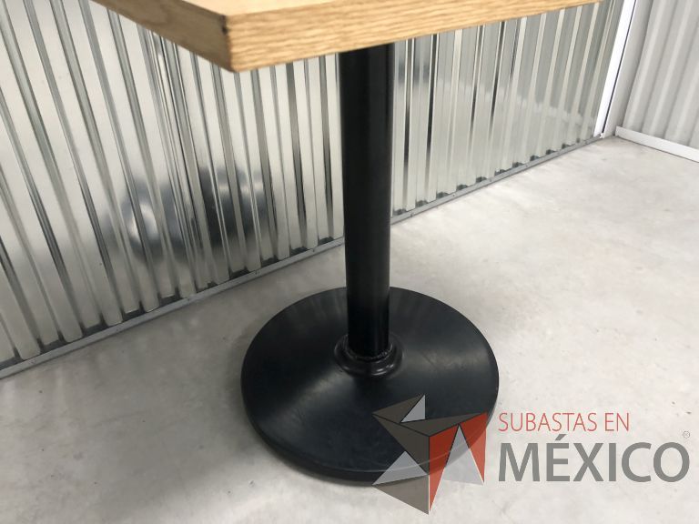 Lote 134 - Mesa cuadrada, base metálica y cubierta color madera - Imagen 3