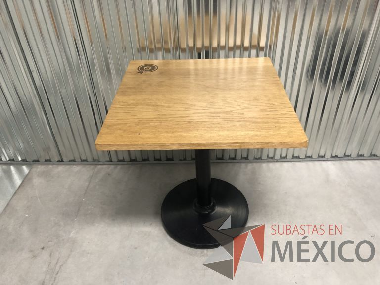 Lote 134 - Mesa cuadrada, base metálica y cubierta color madera - Imagen 2