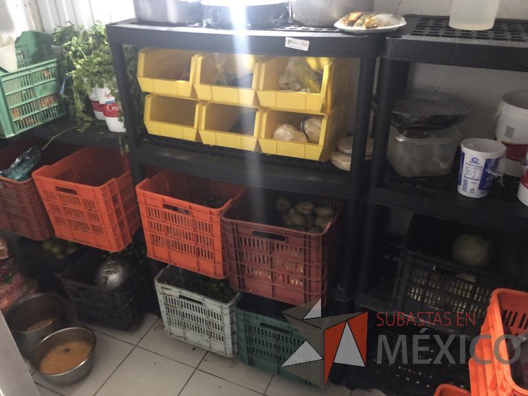 Lote 075 - 5 Contenedores de plástico - Imagen 2