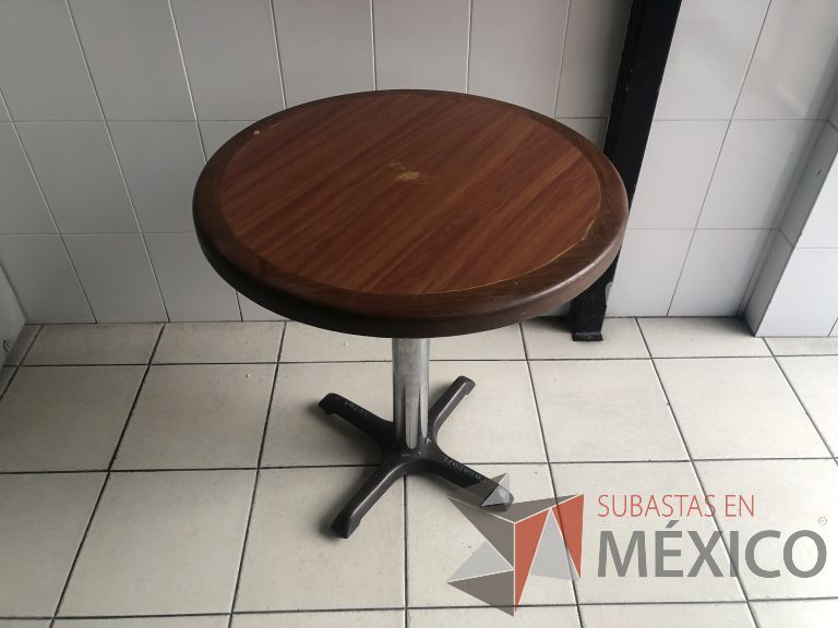 Lote 028 - Mesa redonda con cubierta color madera