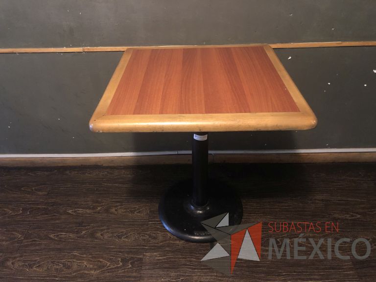 Lote 032 - Mesa cuadrada, base metalica y cubierta